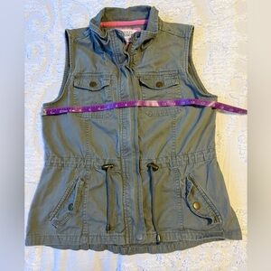 Ashley By 26 International Green Vest size medium.  B3
